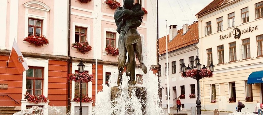 Sculpture of Kissing Students