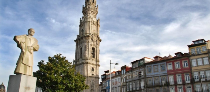 Climb the bell tower of the Clérigos Church