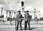 English soldiers in August 1961 in front of the memorial to Soviet soldiers in the Tiergarten.